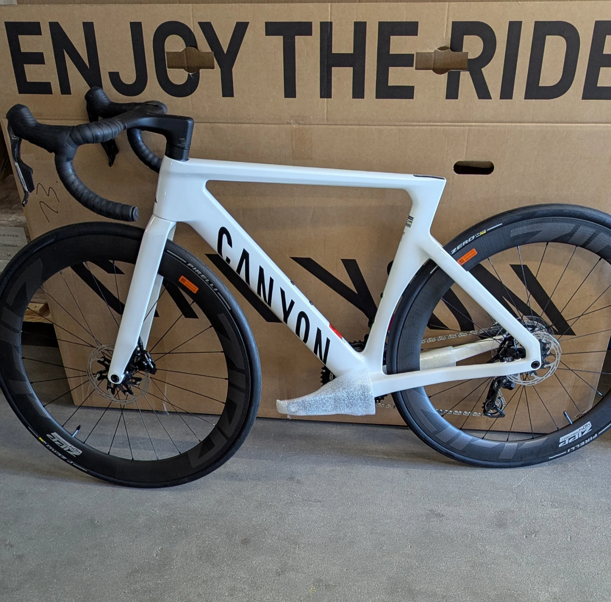 Белый Canyon Aeroad CF SLX 8 AXS во время распаковки