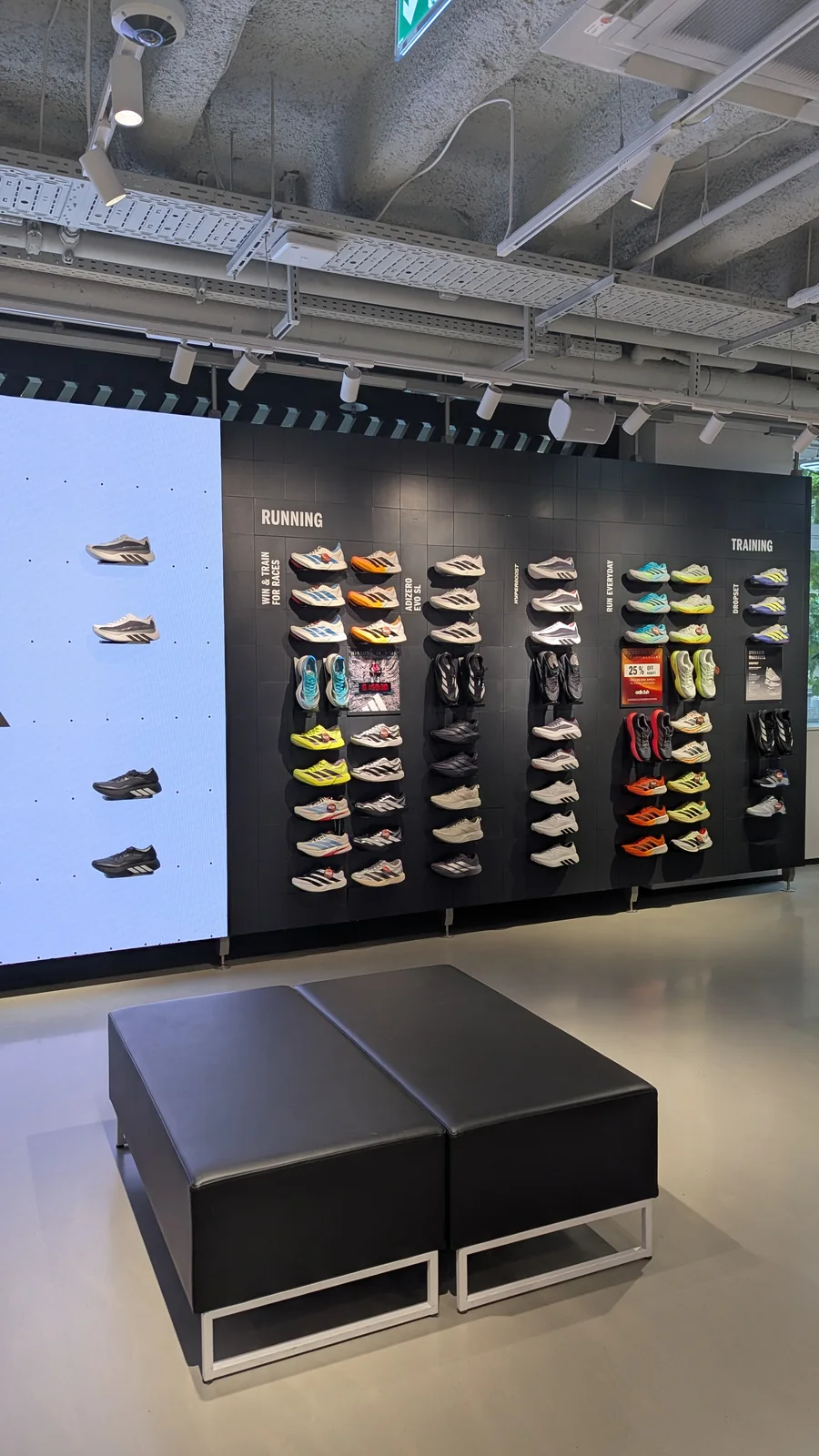 Стенд беговой обуви adidas